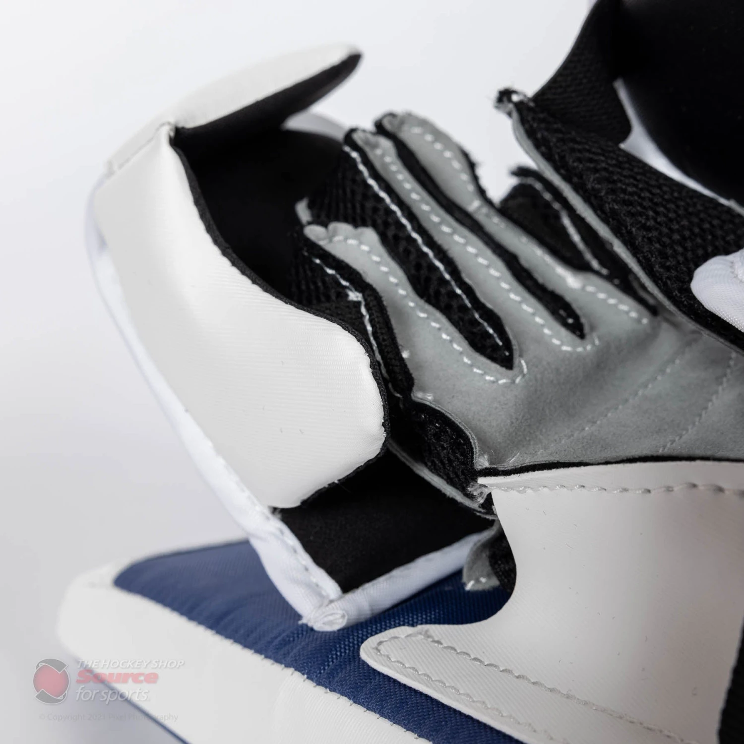 CCM Extreme Flex E5.5 Junior Goalie Blocker 12 CCM Extreme Flex E5.5 Junior Goalie Blocker - Image 10